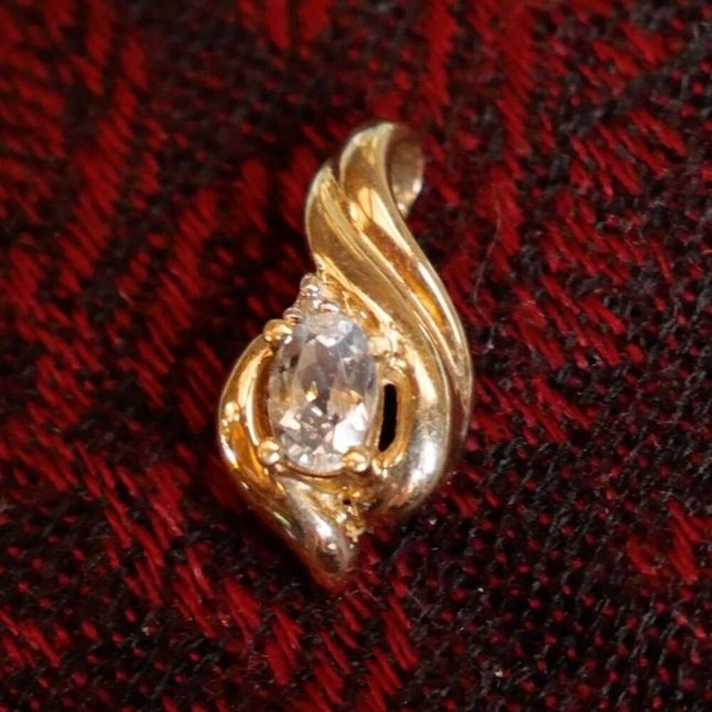 10K gold pendant with pale blue natural stone
